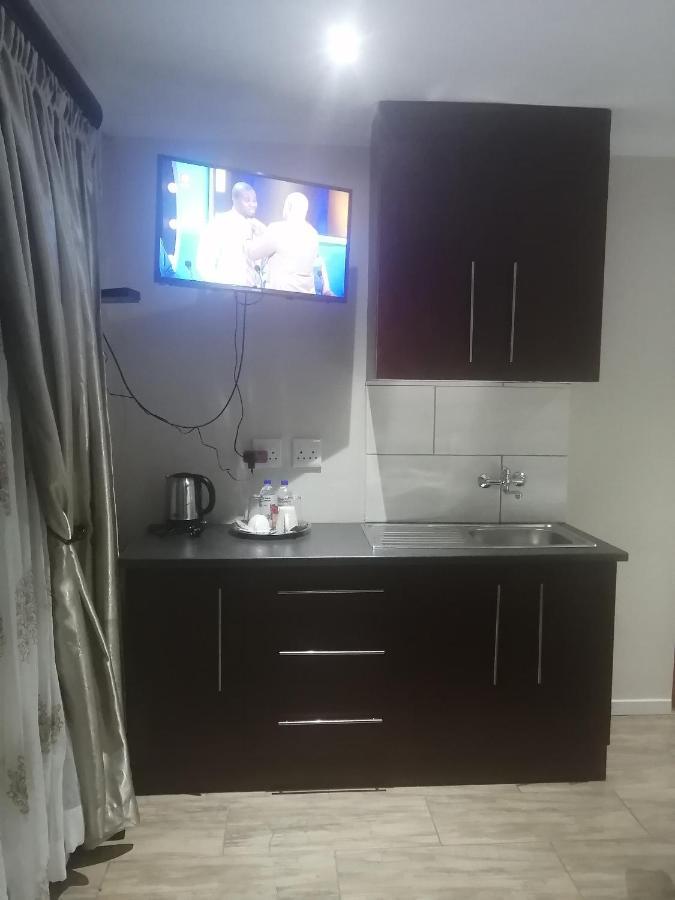 Lala Poa Guest House Klerksdorp Esterno foto