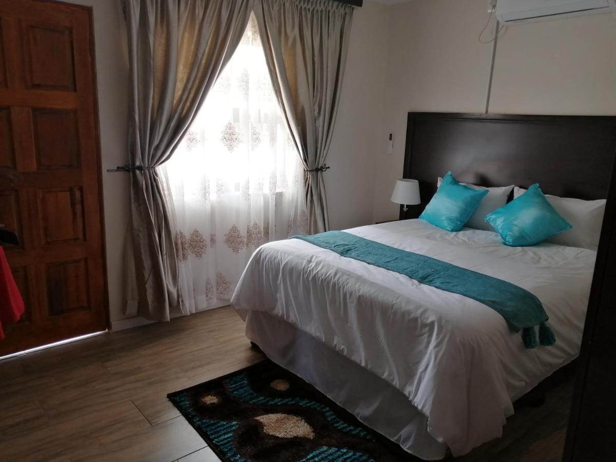 Lala Poa Guest House Klerksdorp Esterno foto