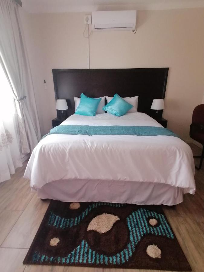 Lala Poa Guest House Klerksdorp Esterno foto