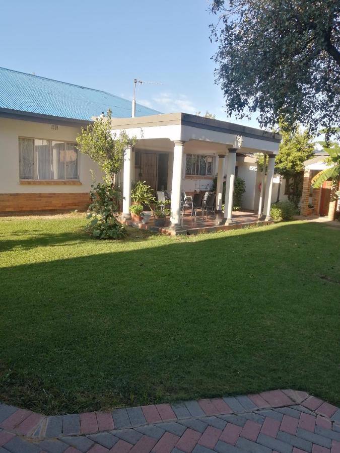 Lala Poa Guest House Klerksdorp Esterno foto