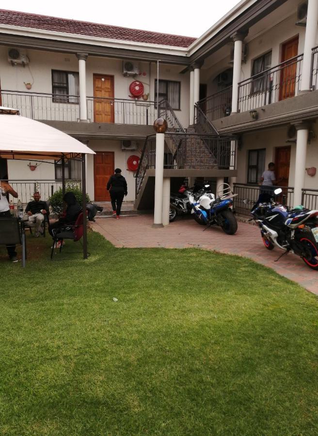 Lala Poa Guest House Klerksdorp Esterno foto